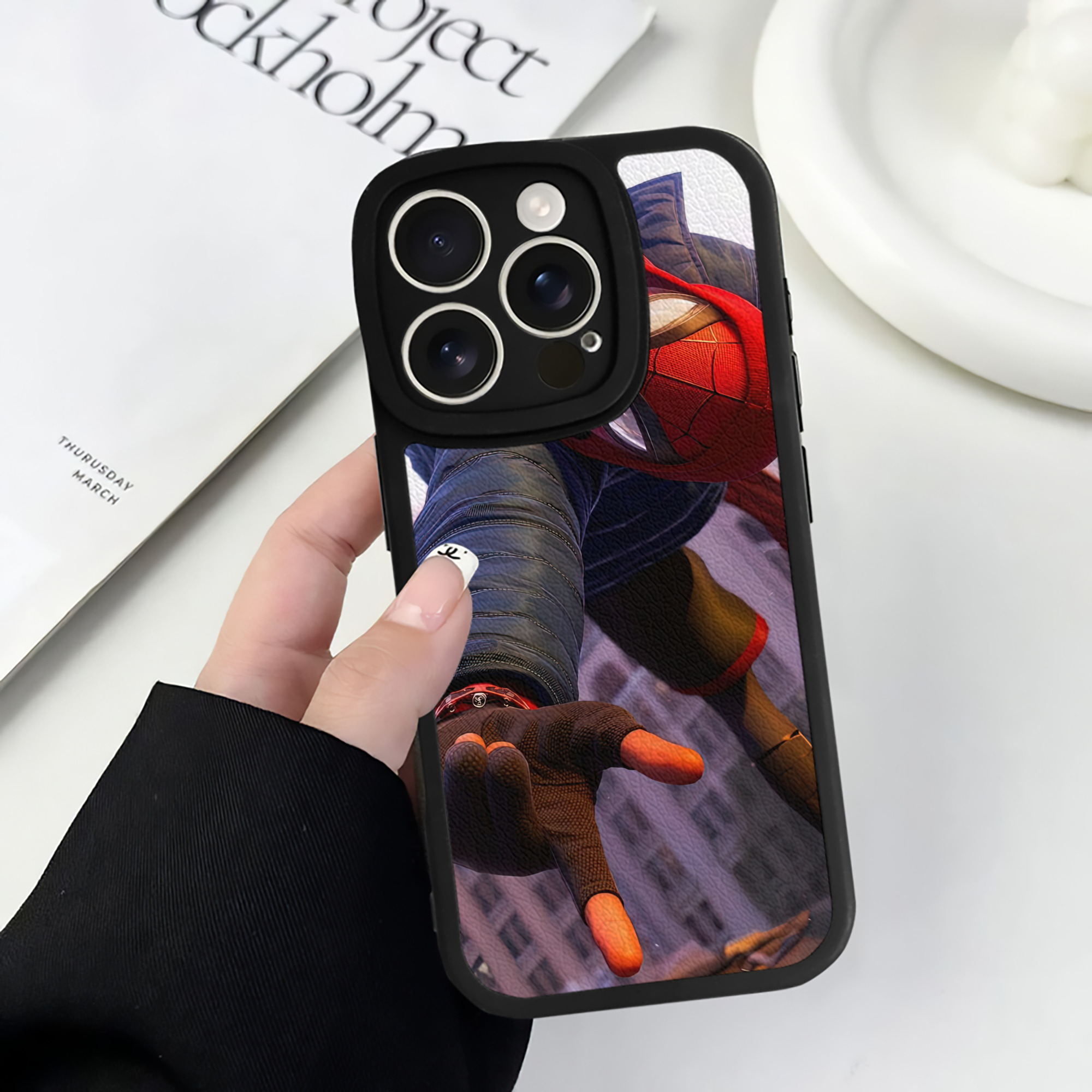 Spider Man スパイダーマン 【iPhone 16シリーズ対応】シリコンスマホケース（レザー調） 材質：シリコン
